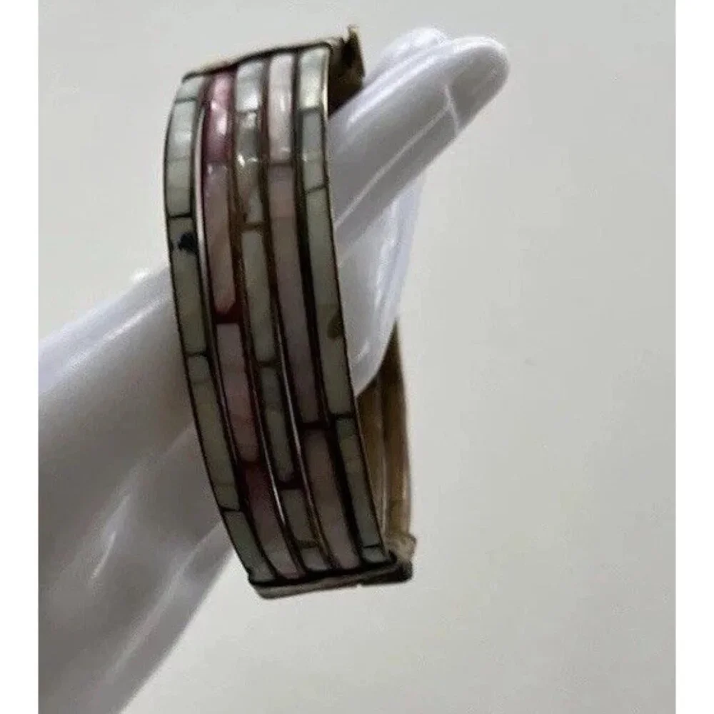 Vintage Women’s 70s Mother of Pearl Inlay Dainty Brass Bangle Bracelet Sz 8”